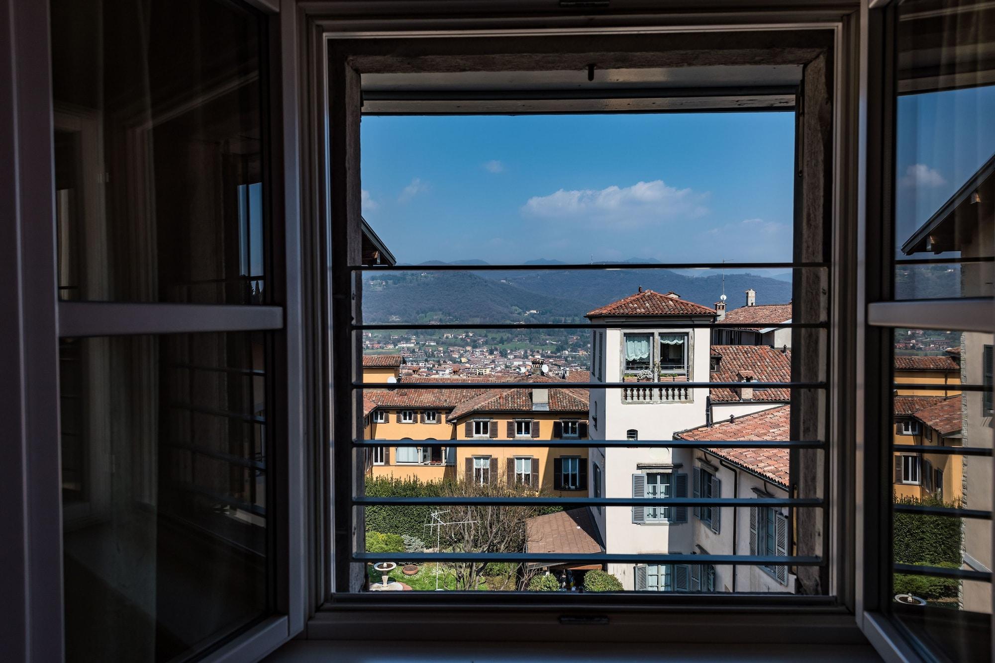 Hotel Piazza Vecchia Bergamo Bagian luar foto